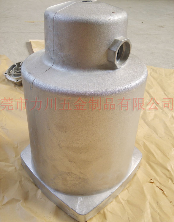 (3)手工清砂时要防止残余粘砂及铸件上的飞边,毛刺,浇冒口对人手的